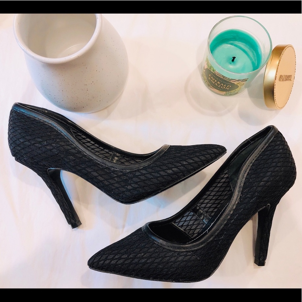 BLACK NETTED PUMPS